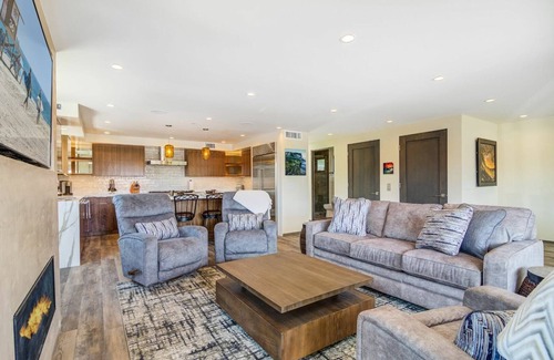 Balboa Peninsula House | Contemporary home close to bay + beach