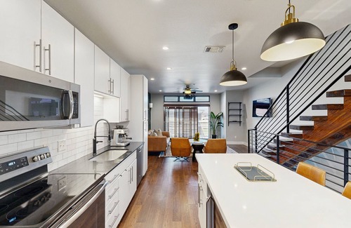 San Antonio House | Contemporary home w/a private rooftop deck - near the San Antonio Zoo