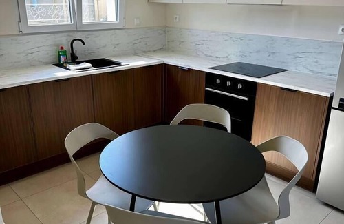 Justices House | Contemporary house St léonard