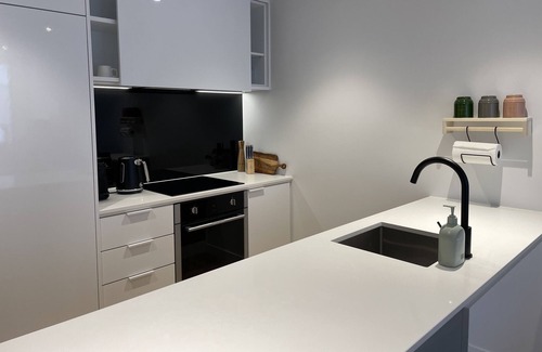 Brunswick East Apartment | Contemporary inspired luxury apartment w/ stunning views,rooftop cinema &hot tub