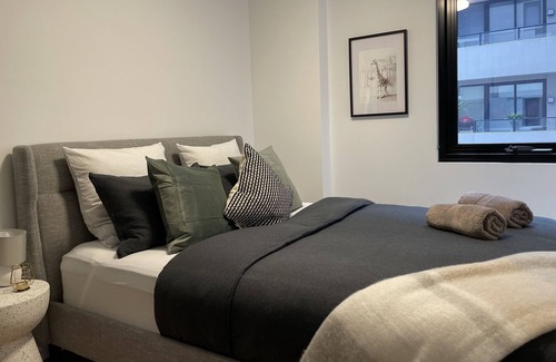 Brunswick East Apartment | Contemporary inspired luxury apartment w/ stunning views,rooftop cinema &hot tub