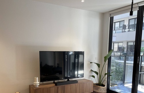 Brunswick East Apartment | Contemporary inspired luxury apartment w/ stunning views,rooftop cinema &hot tub