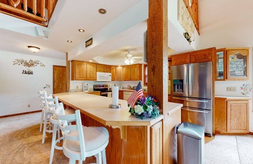 Branson Cabin | Contemporary lakefront cabin with pool access, washer/dryer, & furnished deck