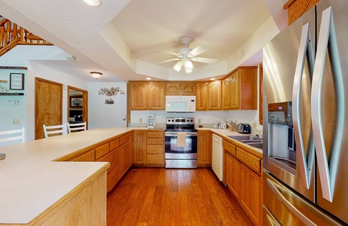 Branson Cabin | Contemporary lakefront cabin with pool access, washer/dryer, & furnished deck