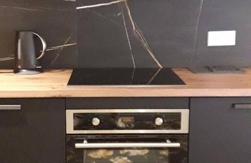 Ebreuil Cottage | Contemporary Lo dging in Ébreuil with Garden