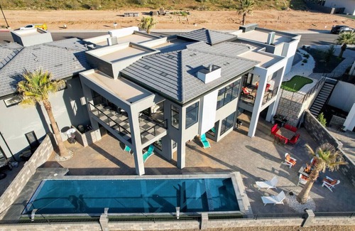 Hurricane Apartment | Contemporary Lux ~ Private Poo&Spa Scenic Golf