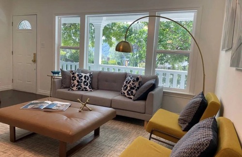 Crescenta Highlands House | Contemporary Peaceful home in Glendale Hills