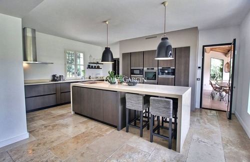 Ventabren Villa | Contemporary Provencal farmhouse for rent between Aix-en-Provence and the Luberon