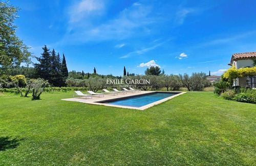Ventabren Villa | Contemporary Provencal farmhouse for rent between Aix-en-Provence and the Luberon