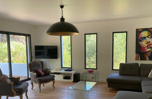 Ventabren Villa | Contemporary Provencal villa near Aix en Provence