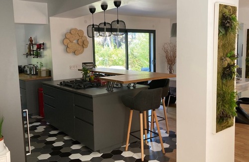 Ventabren Villa | Contemporary Provencal villa near Aix en Provence