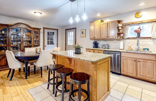 Eden House | Contemporary ranch with birch wood flooring, grill, & jetted tub - near skiing