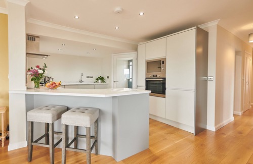 Laugharne Cottage | Contemporary Retreat With Fantastic Castle Views and Hot Tub