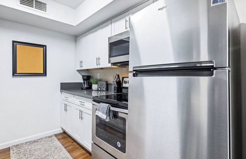 Raisin Condo | Contemporary River Park Condo 3 Bed/2 bath Garage