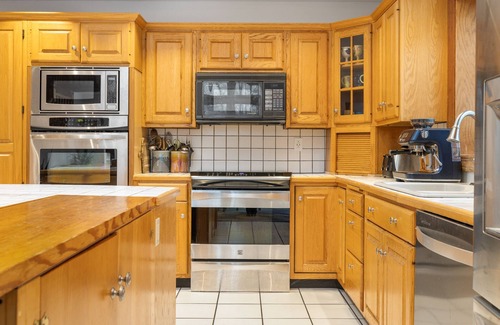 South Londonderry House | Contemporary ski retreat next to Magic Mountain, hot tub, pool table.