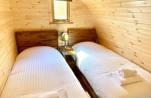 Alford Cottage | Contemporary, spacious and stylish retreats with one double bedroom and one twin bedroom.