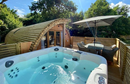 Alford Cottage | Contemporary, spacious and stylish retreats with one double bedroom, one twin bedroom and sofa which