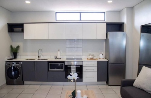 Menlo Park Apartment | Contemporary Spacious & Comfortable Apartment