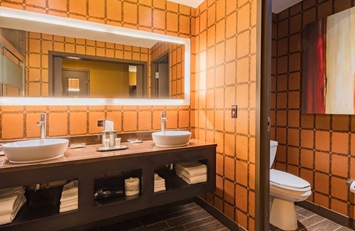 Sunrise Manor Hotel | Contemporary Stay with Pool & Entertainment, Steps from the Strip