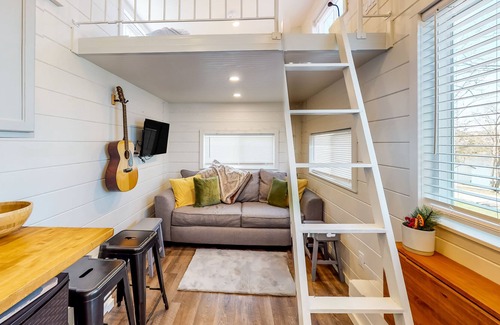 Kimberling City Cottage | Contemporary tiny home with lake view, firepit, & gas grill