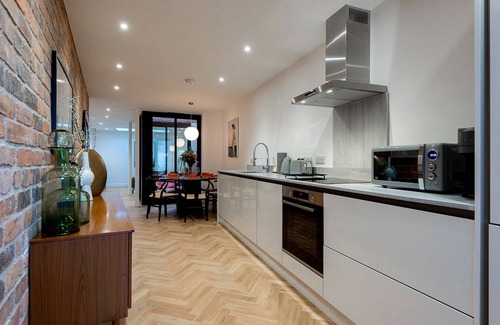 Shrewsbury House | Contemporary Townhouse with Parking