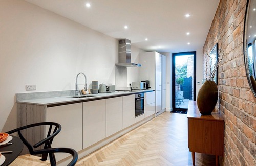 Shrewsbury House | Contemporary Townhouse with Parking