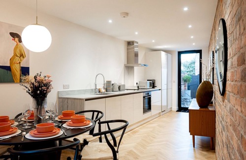 Shrewsbury House | Contemporary Townhouse with Parking