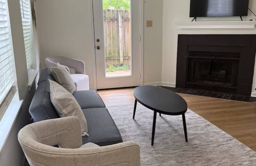 Flowood House | Contemporary Townhome Near Reservoir - Ideal for Couples or Business Travel