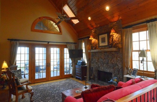Santeetlah Cottage | Contemporary Tree House nestled top of mountain in the town of Lake Santeetlah