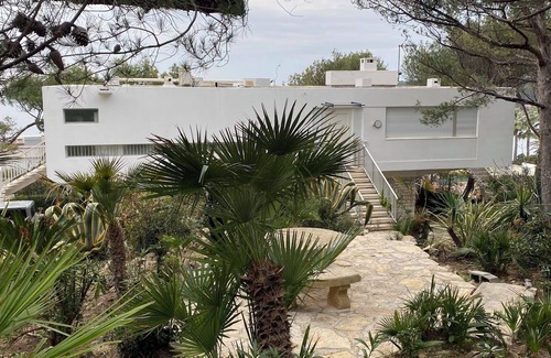 Cap-d'Antibes House | Contemporary waterfront villa in Baie de la Garoupe near Eden Roc