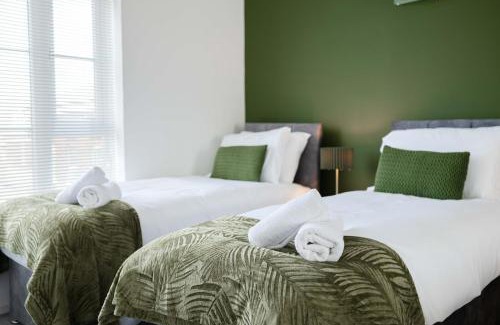 Ipswich Apartment | Contractor 3 Bed Home I Sleeps 9