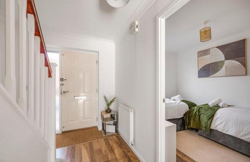 Ipswich Apartment | Contractor 3 Bed Home I Sleeps 9