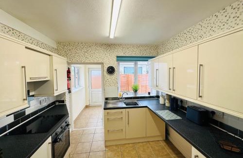 Mancot Apartment | Contractor Haven - 2BR Home, Sleeps 4, Long Stay Deals