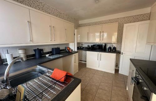 Mancot Apartment | Contractor Haven - 2BR Home, Sleeps 4, Long Stay Deals