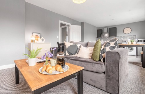 Norwich Apartment | Contractor Haven | Stylish 2 Bed Apartment | Sleeps 5 | Free Off Road Parking