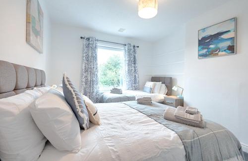 Cockett House | Contractor Ready - Garden - Free Parking