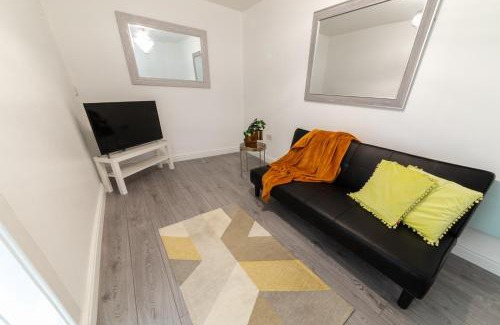 Luton Apartment | Contractor-Ready House - Bright, Spacious, and Free WiFi Included!