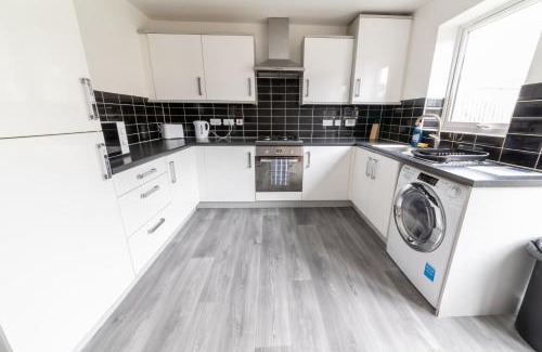 Luton Apartment | Contractor-Ready House - Bright, Spacious, and Free WiFi Included!