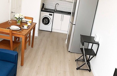 Island Gardens Apartment | Contractor Stay Free Wifi & Free Parking