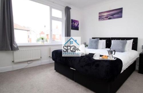 Heath House | Contractors-Business-Private Parking-Free WiFi-Near M4