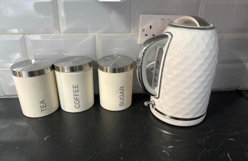 Harehills House | Contractors, Groups 4xBedRooms 5xDouble Beds, Close to City free parking sleeps x 10 WiFi ,Netflix,LGI Check Reviwz