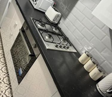 Harehills House | Contractors, Groups 4xBedRooms 5xDouble Beds, Close to City free parking sleeps x 10 WiFi ,Netflix,LGI Check Reviwz