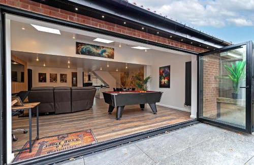 Tea Green House | Contractors Heaven-POOL TABLE-THREE BEDROOM HOUSE WITH SEPARATE ONE BEDROOM SELF CONTAINED-Close to AIRPORT
