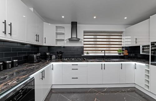 Tea Green House | Contractors Heaven-POOL TABLE-THREE BEDROOM HOUSE WITH SEPARATE ONE BEDROOM SELF CONTAINED-Close to AIRPORT