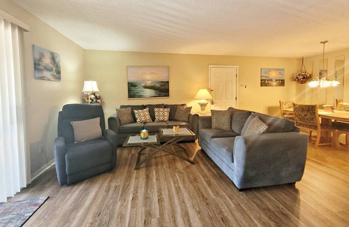 Daytona Beach Condo | Conv Located! 2 Miles 2 Daytona Intl Spdway/ Tanger Outlets-Ground Floor-Community Pool -Secure WIF!