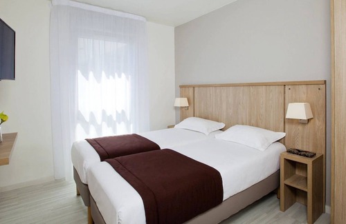 7th Arrondissement Apartment | Convenient 1BR Apartment: Near Train Stations