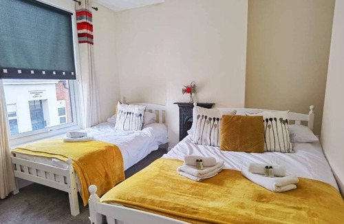 Gedling House | Convenient 2 bedroom house free Parking wifi