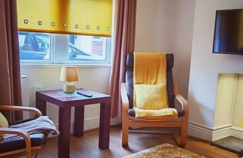 Gedling House | Convenient 2 bedroom house free Parking wifi