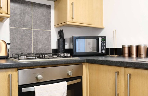 Bedford House | Convenient 2 Bedroom Home with Parking in Bedford