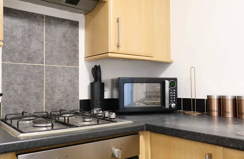 Bedford House | Convenient 2 Bedroom Home with Parking in Bedford